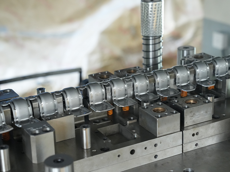 Apa yang berlaku di dalam kilang untuk membuat bahagian stamping logam?